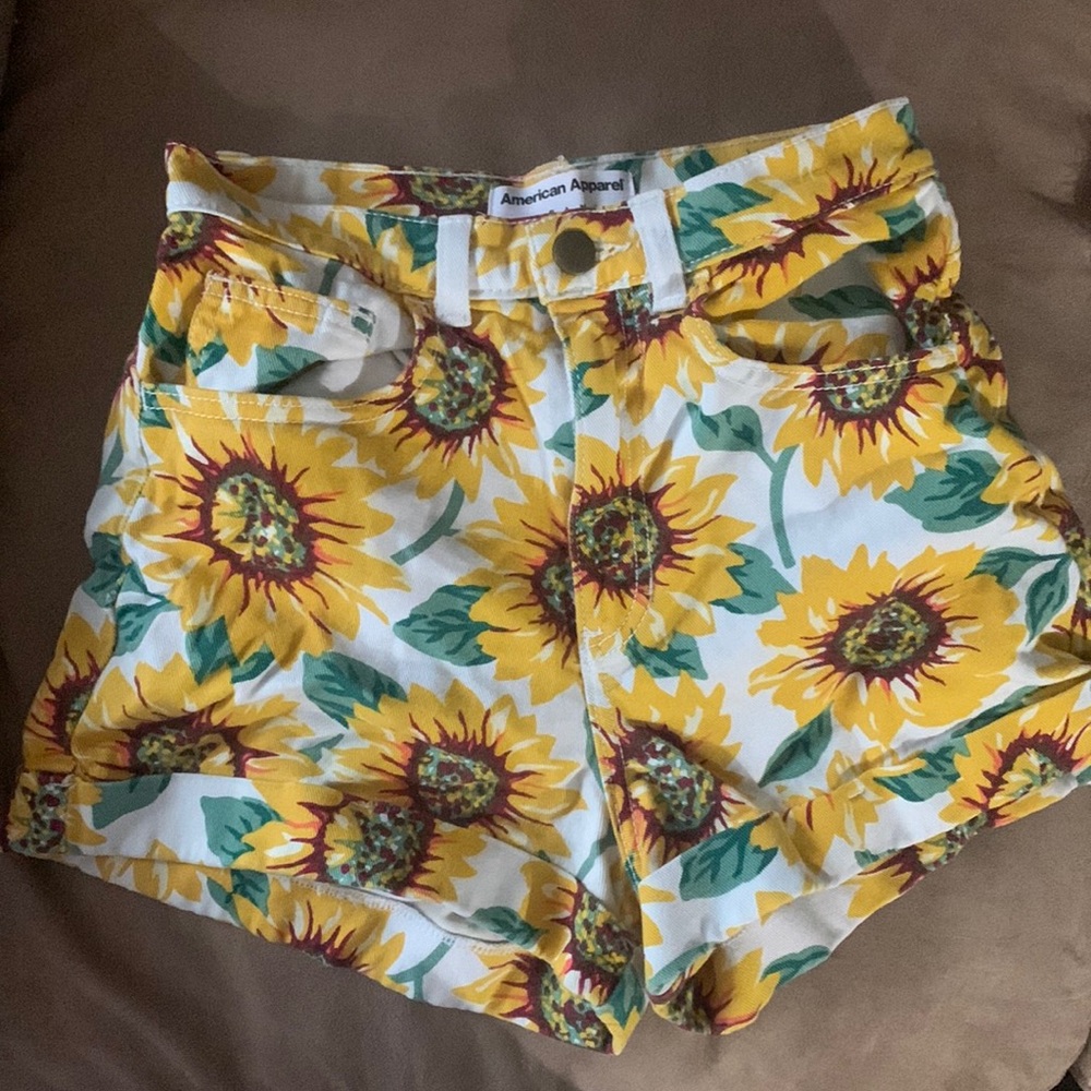 American Apparel Sun Flower Shorts🌻